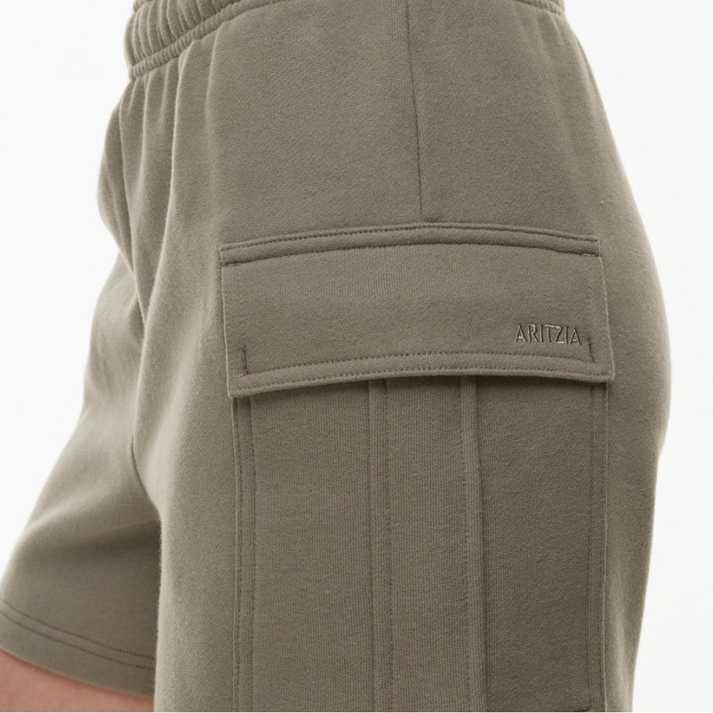 Brand new Aritzia Mega Cargo Mid Thigh Shorts